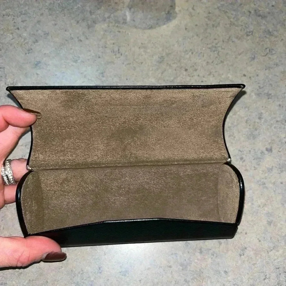 Authentic BURBERRY SUNGLASSES Burberry Black Cat Eye Sunglasses and hard case - Picture 9 of 10